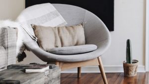 laminált padló és modern fotel